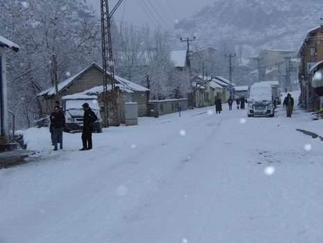 Hakkarinin Çukurca İlçesinde Dün Geceden İtibaren Aralıksız Süren Kar Yağışı, Kentte Günlük Hayatı Olumsuz Yönde Etkiledi
