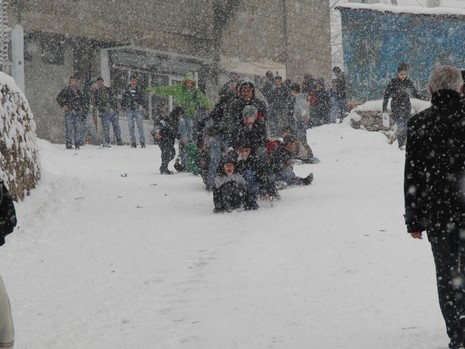 Hakkarinin Çukurca İlçesinde Dün Geceden İtibaren Aralıksız Süren Kar Yağışı, Kentte Günlük Hayatı Olumsuz Yönde Etkiledi