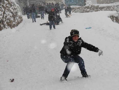 Hakkarinin Çukurca İlçesinde Dün Geceden İtibaren Aralıksız Süren Kar Yağışı, Kentte Günlük Hayatı Olumsuz Yönde Etkiledi
