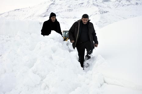 Hakkari'nin Yüksekova ilçesinde kapanan yollar açılıyor