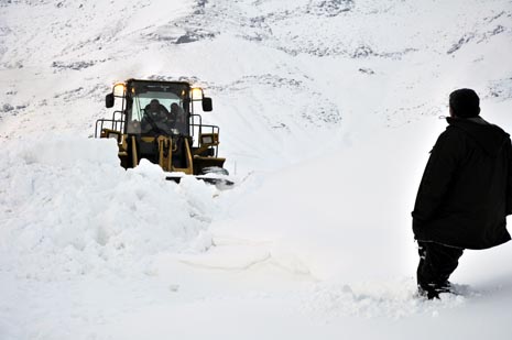 Hakkari'nin Yüksekova ilçesinde kapanan yollar açılıyor
