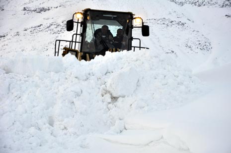 Hakkari'nin Yüksekova ilçesinde kapanan yollar açılıyor