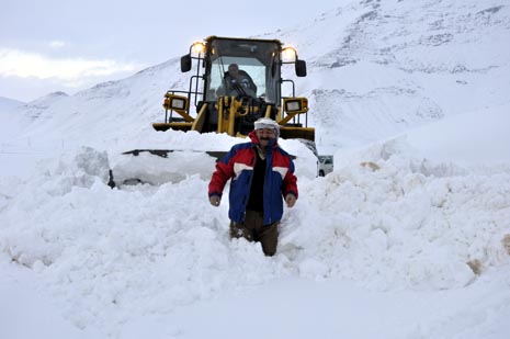 Hakkari'nin Yüksekova ilçesinde kapanan yollar açılıyor