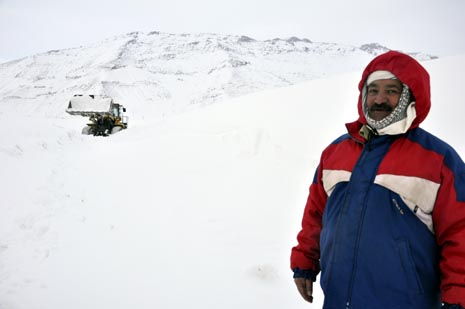 Hakkari'nin Yüksekova ilçesinde kapanan yollar açılıyor