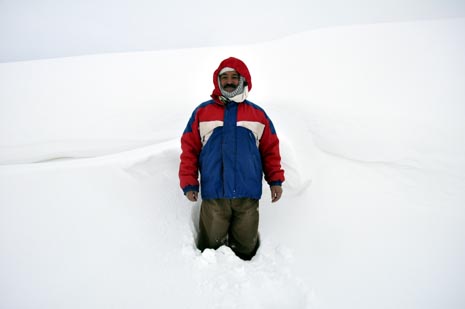 Hakkari'nin Yüksekova ilçesinde kapanan yollar açılıyor