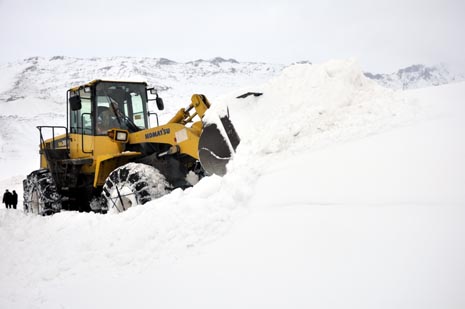 Hakkari'nin Yüksekova ilçesinde kapanan yollar açılıyor