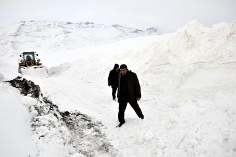 Hakkari'nin Yüksekova ilçesinde kapanan yollar açılıyor