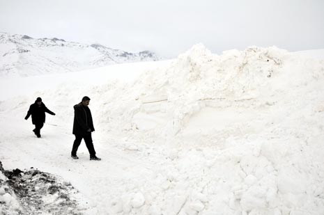 Hakkari'nin Yüksekova ilçesinde kapanan yollar açılıyor