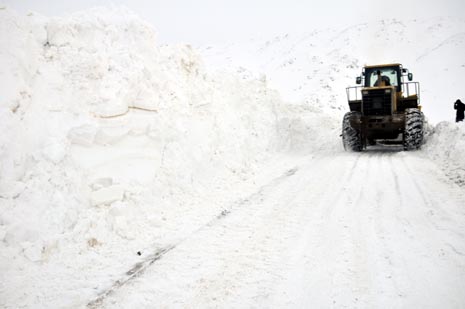 Hakkari'nin Yüksekova ilçesinde kapanan yollar açılıyor