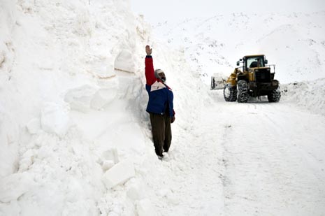 Hakkari'nin Yüksekova ilçesinde kapanan yollar açılıyor
