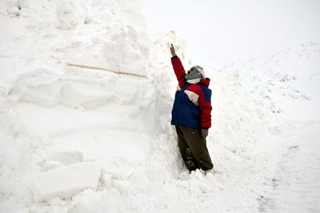Hakkari'nin Yüksekova ilçesinde kapanan yollar açılıyor