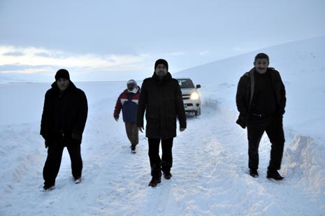 Hakkari'nin Yüksekova ilçesinde kapanan yollar açılıyor