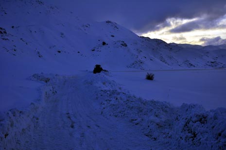 Hakkari'nin Yüksekova ilçesinde kapanan yollar açılıyor