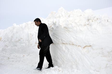 Hakkari'nin Yüksekova ilçesinde kapanan yollar açılıyor