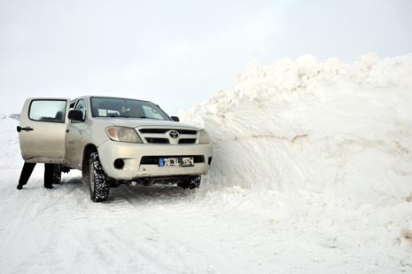 Hakkari'nin Yüksekova ilçesinde kapanan yollar açılıyor
