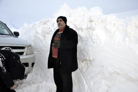 Hakkari'nin Yüksekova ilçesinde kapanan yollar açılıyor