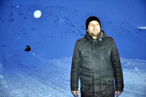 Hakkari'nin Yüksekova ilçesinde kapanan yollar açılıyor