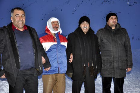 Hakkari'nin Yüksekova ilçesinde kapanan yollar açılıyor