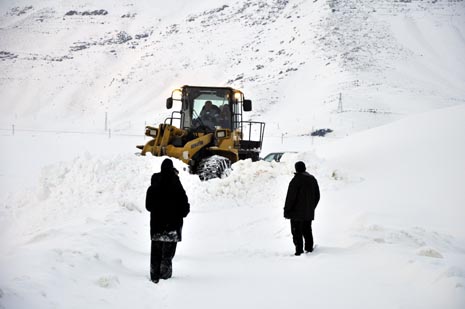 Hakkari'nin Yüksekova ilçesinde kapanan yollar açılıyor