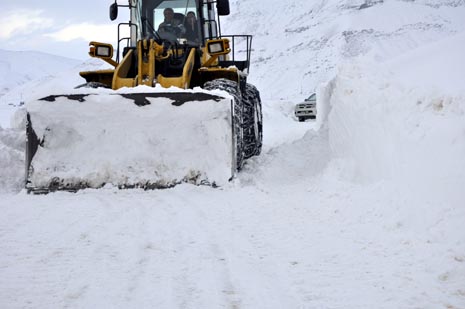 Hakkari'nin Yüksekova ilçesinde kapanan yollar açılıyor