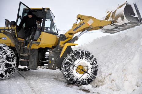 Hakkari'nin Yüksekova ilçesinde kapanan yollar açılıyor