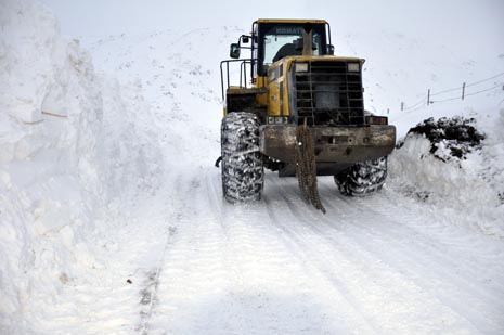Hakkari'nin Yüksekova ilçesinde kapanan yollar açılıyor