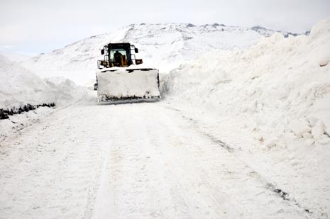 Hakkari'nin Yüksekova ilçesinde kapanan yollar açılıyor