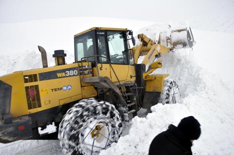Hakkari'nin Yüksekova ilçesinde kapanan yollar açılıyor