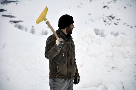Hakkari'nin Yüksekova ilçesinde kapanan yollar açılıyor
