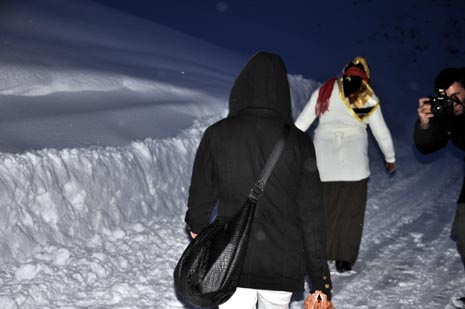 Hakkari'nin Yüksekova ilçesinde kapanan yollar açılıyor