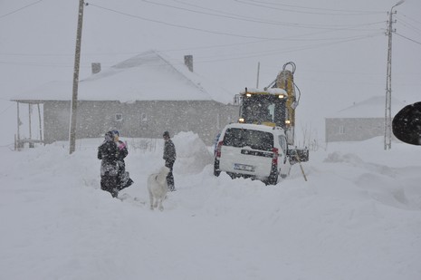 Hakkari'nin Yüksekova ilçesinde tipi nedeni ile 60 yolcu yolda mahsur kaldı