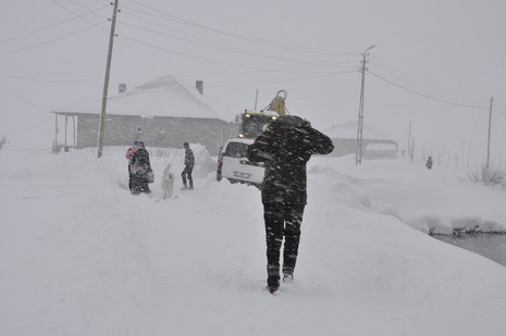Hakkari'nin Yüksekova ilçesinde tipi nedeni ile 60 yolcu yolda mahsur kaldı