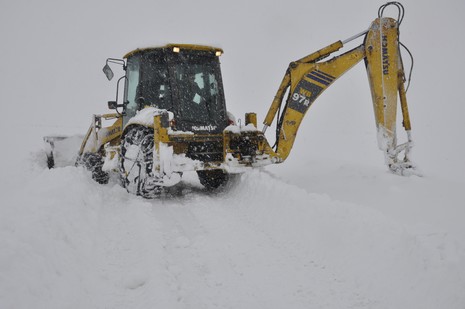 Hakkari'nin Yüksekova ilçesinde tipi nedeni ile 60 yolcu yolda mahsur kaldı