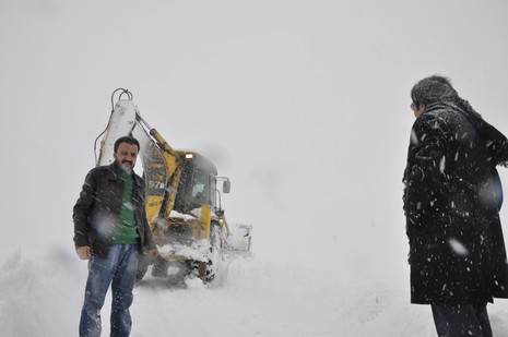 Hakkari'nin Yüksekova ilçesinde tipi nedeni ile 60 yolcu yolda mahsur kaldı