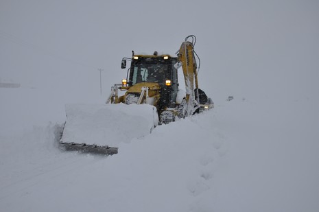 Hakkari'nin Yüksekova ilçesinde tipi nedeni ile 60 yolcu yolda mahsur kaldı