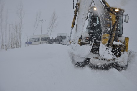 Hakkari'nin Yüksekova ilçesinde tipi nedeni ile 60 yolcu yolda mahsur kaldı
