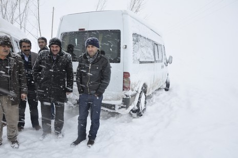 Hakkari'nin Yüksekova ilçesinde tipi nedeni ile 60 yolcu yolda mahsur kaldı