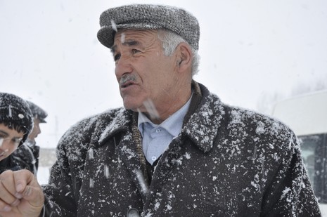 Hakkari'nin Yüksekova ilçesinde tipi nedeni ile 60 yolcu yolda mahsur kaldı