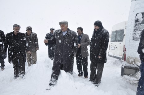 Hakkari'nin Yüksekova ilçesinde tipi nedeni ile 60 yolcu yolda mahsur kaldı