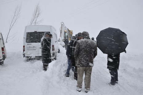 Hakkari'nin Yüksekova ilçesinde tipi nedeni ile 60 yolcu yolda mahsur kaldı