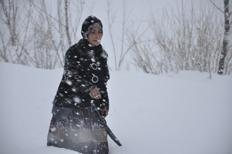 Hakkari'nin Yüksekova ilçesinde tipi nedeni ile 60 yolcu yolda mahsur kaldı