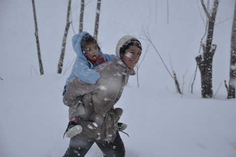Hakkari'nin Yüksekova ilçesinde tipi nedeni ile 60 yolcu yolda mahsur kaldı