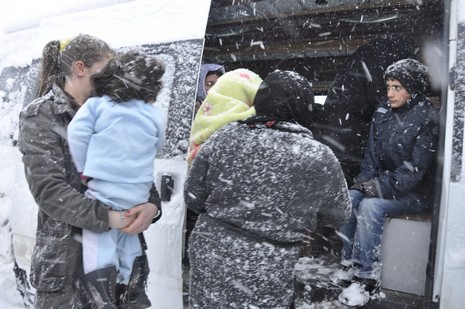 Hakkari'nin Yüksekova ilçesinde tipi nedeni ile 60 yolcu yolda mahsur kaldı