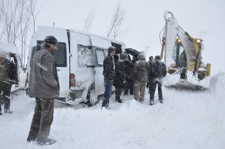 Hakkari'nin Yüksekova ilçesinde tipi nedeni ile 60 yolcu yolda mahsur kaldı