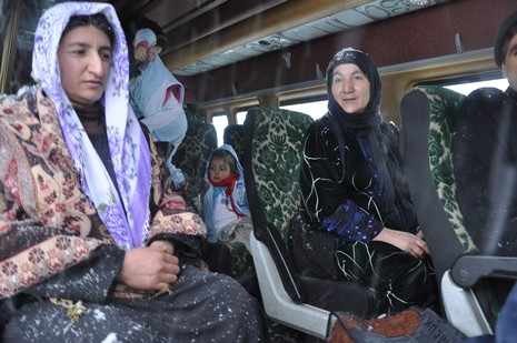 Hakkari'nin Yüksekova ilçesinde tipi nedeni ile 60 yolcu yolda mahsur kaldı