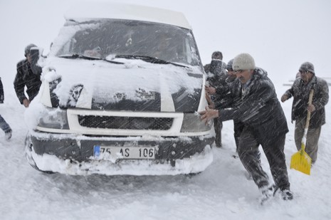 Hakkari'nin Yüksekova ilçesinde tipi nedeni ile 60 yolcu yolda mahsur kaldı