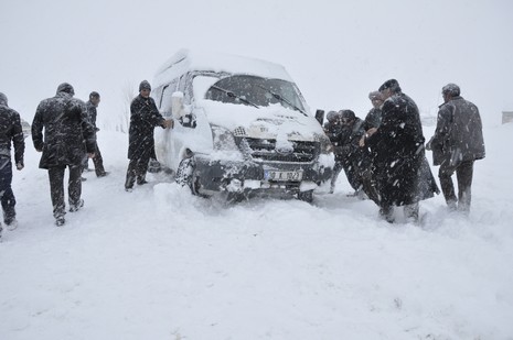 Hakkari'nin Yüksekova ilçesinde tipi nedeni ile 60 yolcu yolda mahsur kaldı