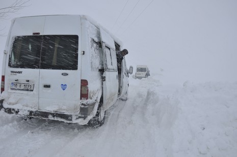 Hakkari'nin Yüksekova ilçesinde tipi nedeni ile 60 yolcu yolda mahsur kaldı