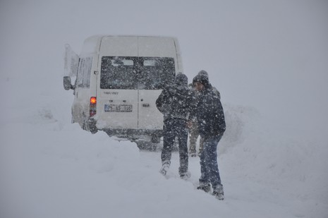 Hakkari'nin Yüksekova ilçesinde tipi nedeni ile 60 yolcu yolda mahsur kaldı