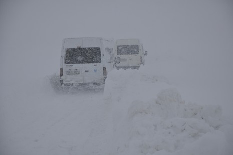 Hakkari'nin Yüksekova ilçesinde tipi nedeni ile 60 yolcu yolda mahsur kaldı